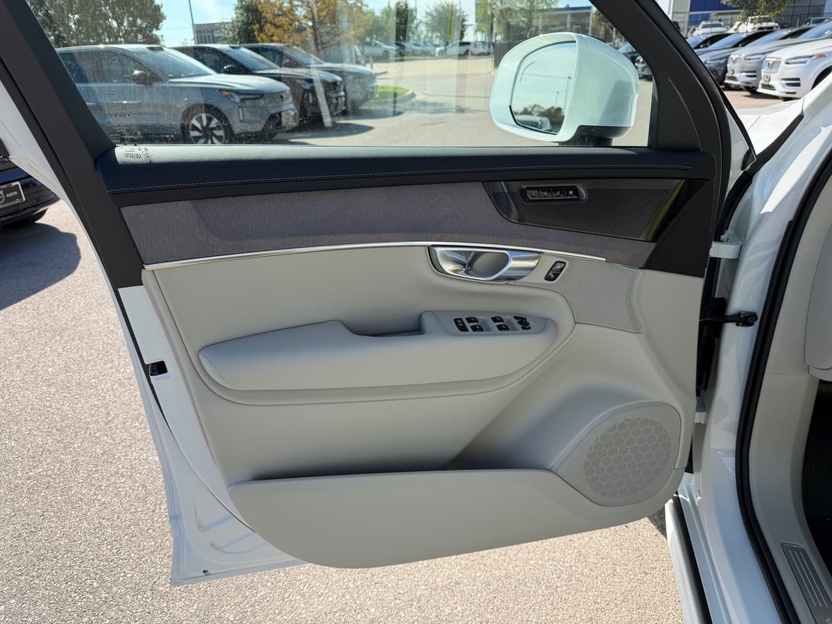 2026 Volvo XC90 - Image 18