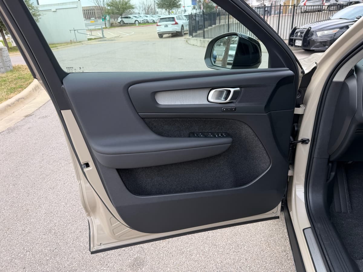 2026 Volvo XC40 - Image 16