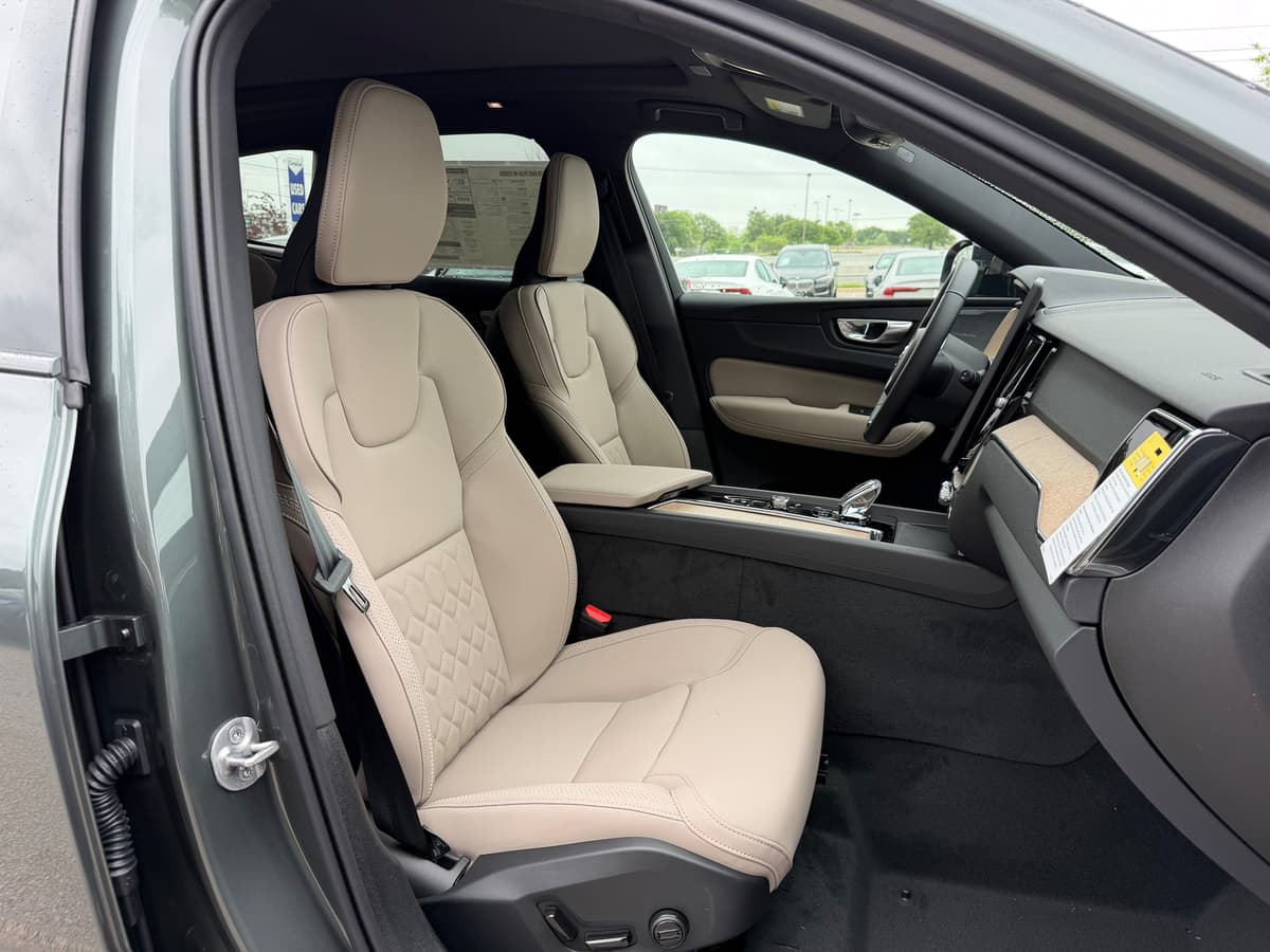 2026 Volvo XC60 plug-in hybrid - Image 8