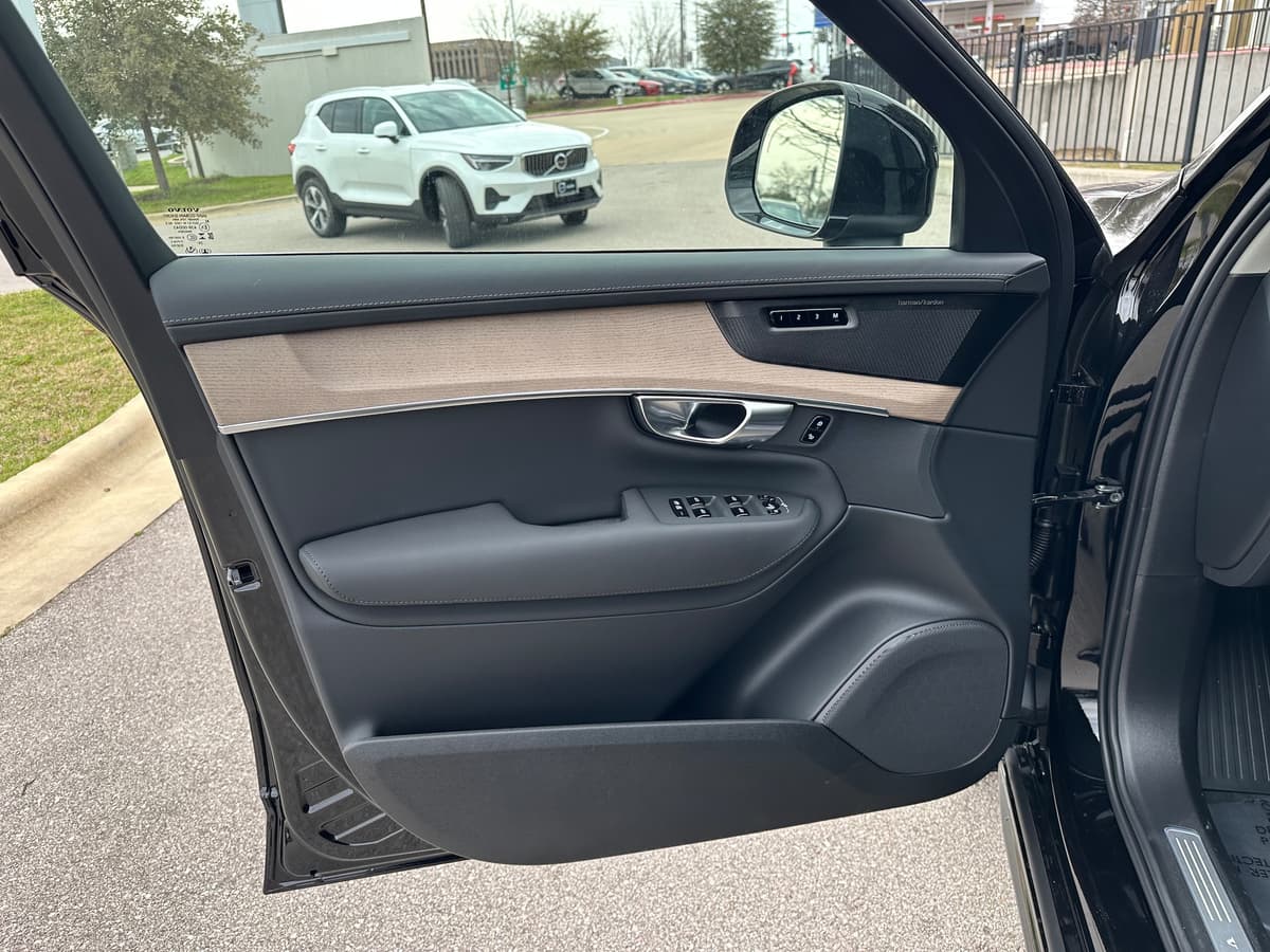 2025 Volvo XC90 plug-in hybrid - Image 17