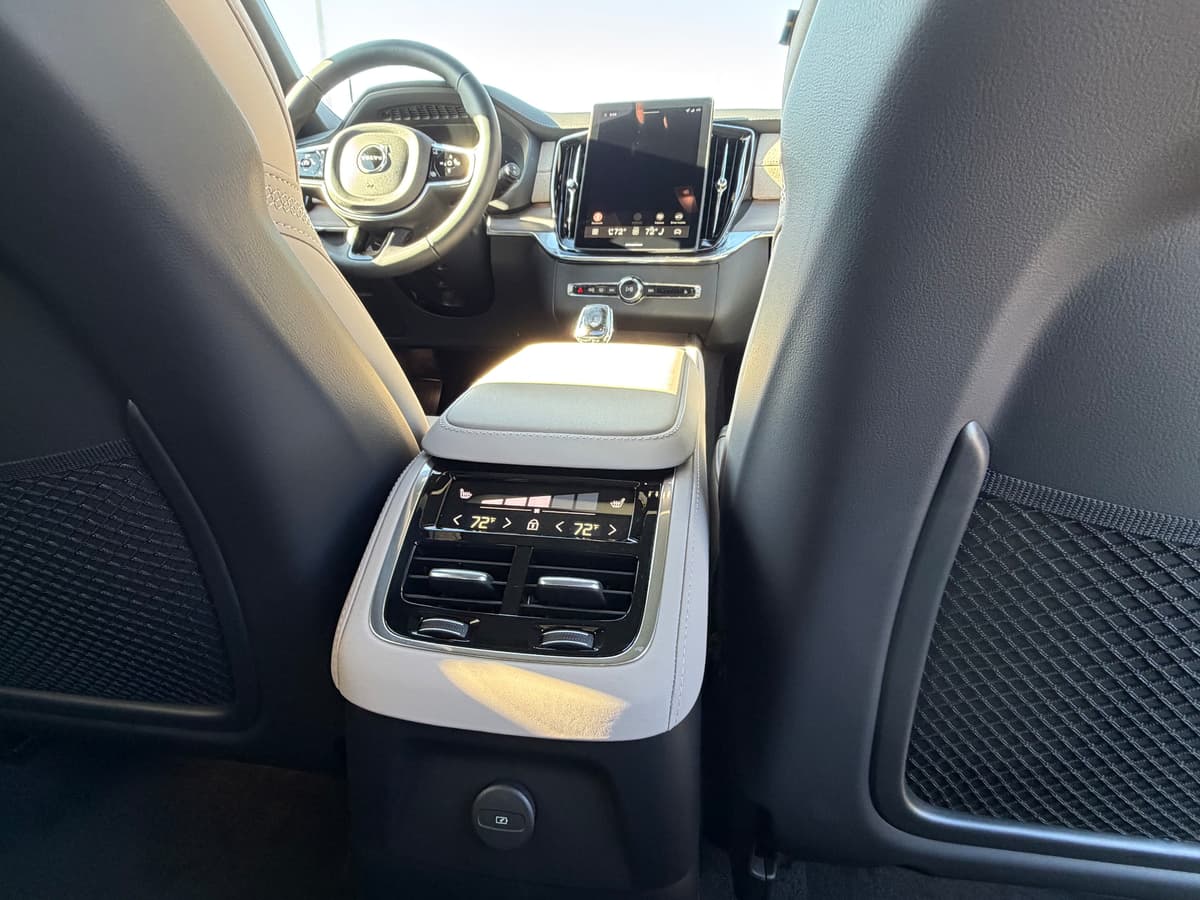 2026 Volvo XC90 plug-in hybrid - Image 12