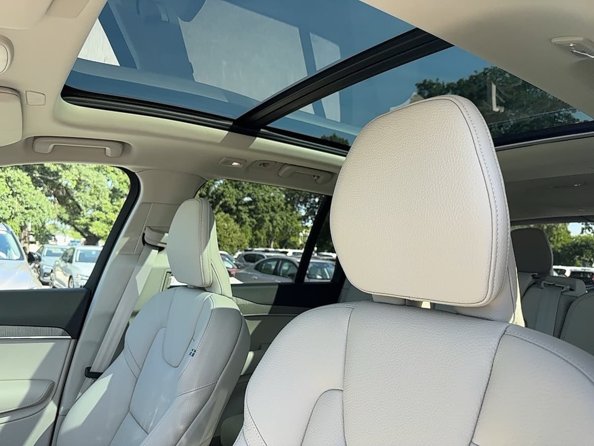 2025 Volvo XC90 plug-in hybrid - Image 13