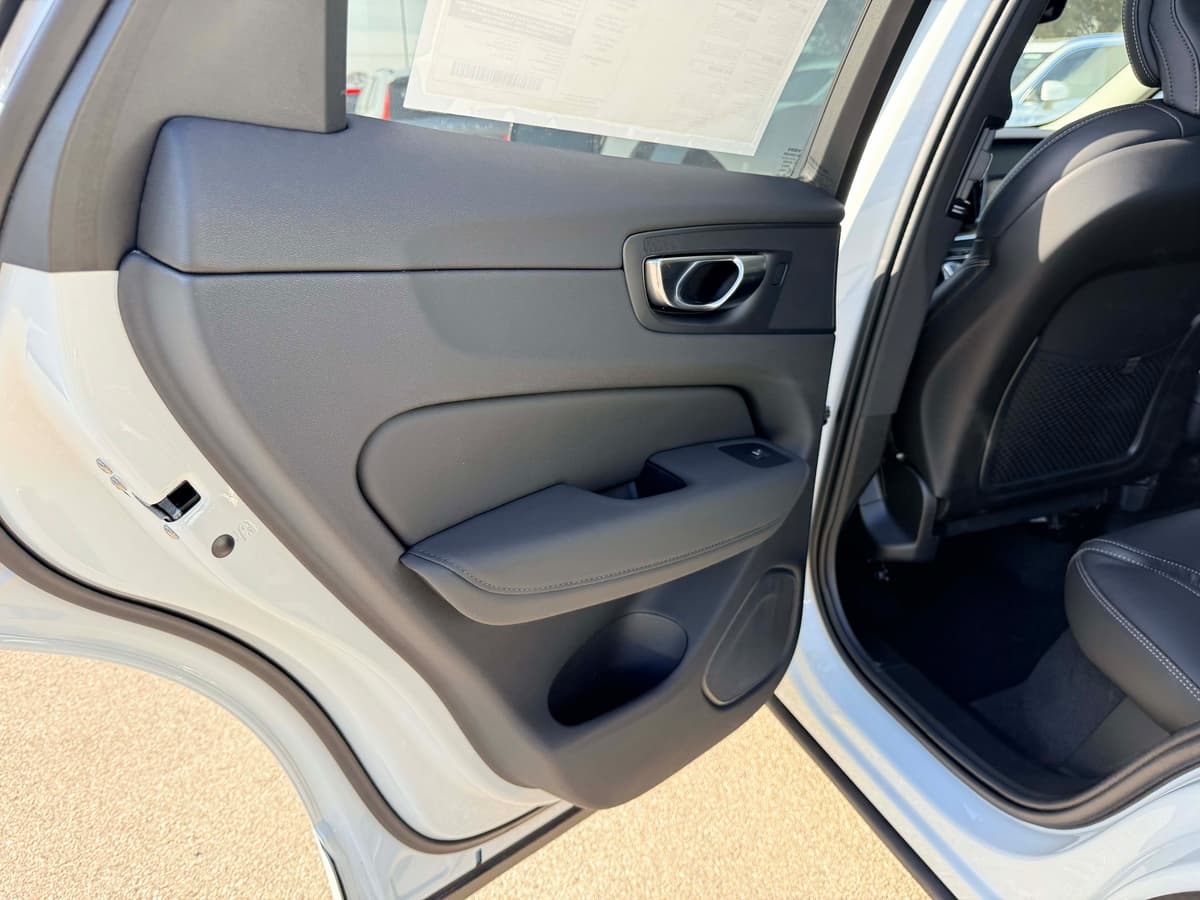 2026 Volvo XC60 - Image 14