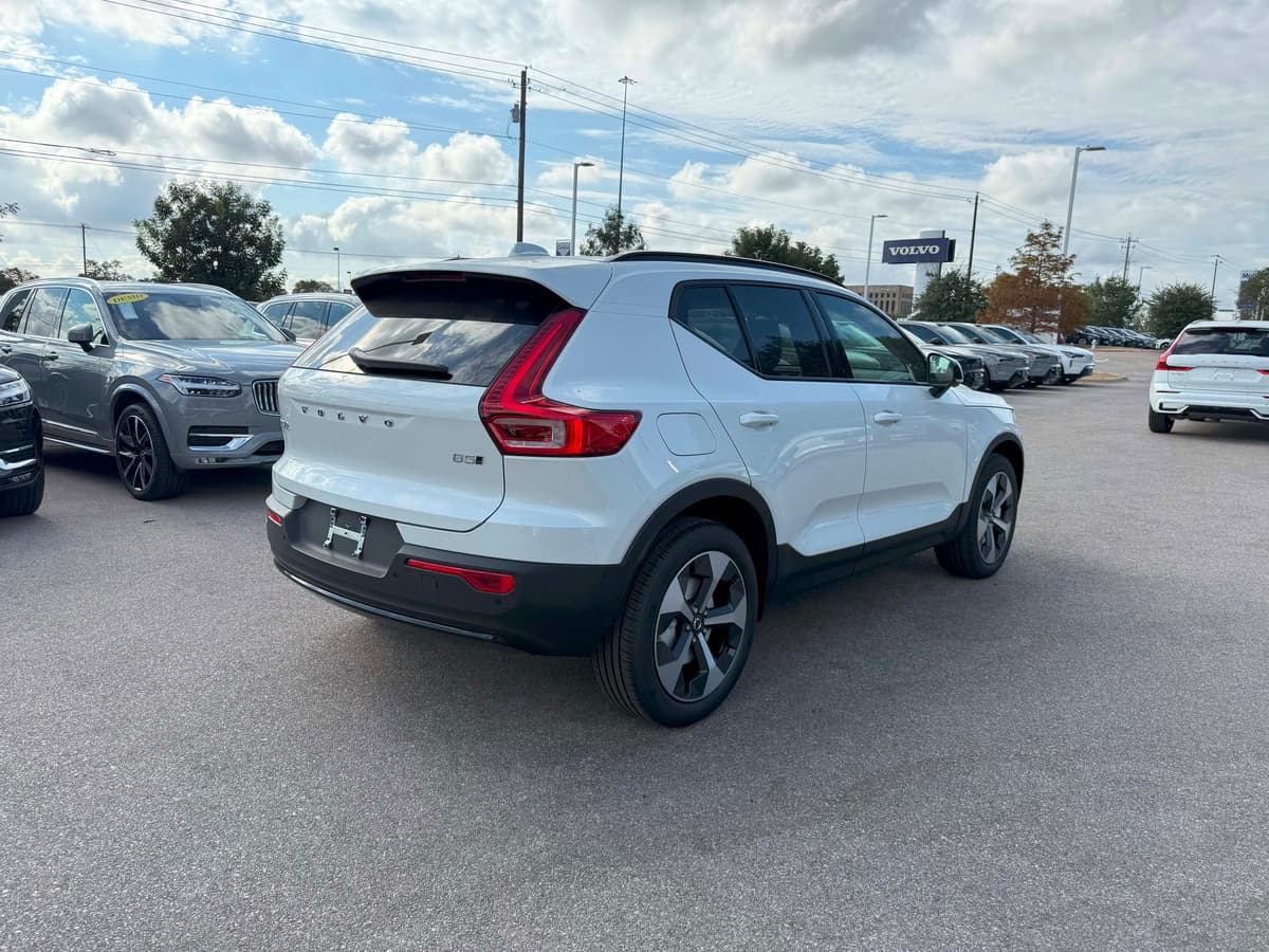 2026 Volvo XC40 - Image 6