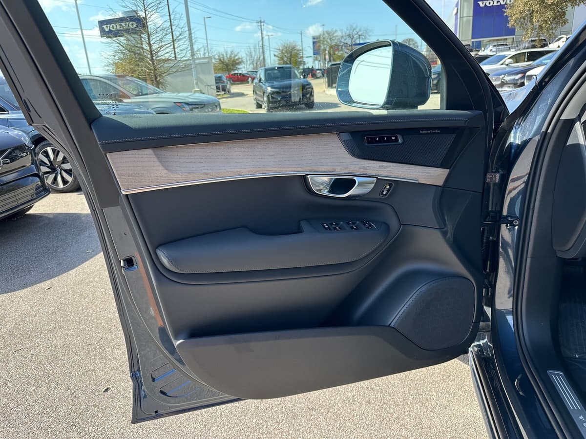2025 Volvo XC90 plug-in hybrid - Image 17