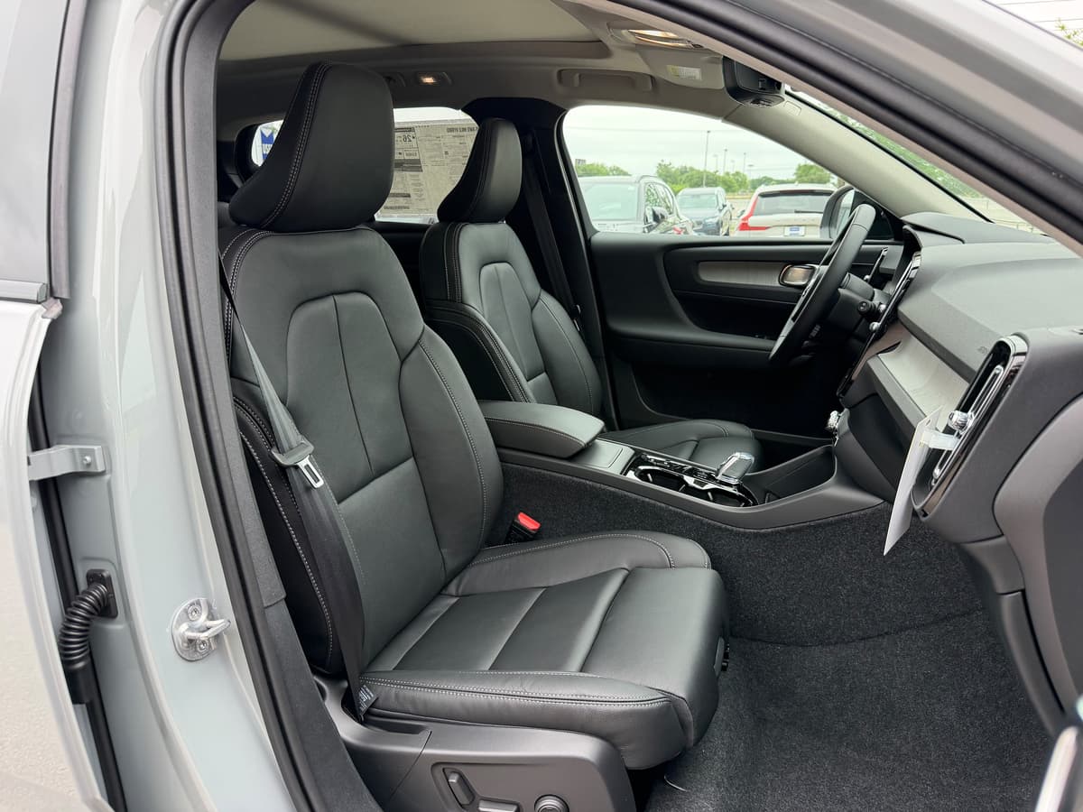 2026 Volvo XC40 - Image 7