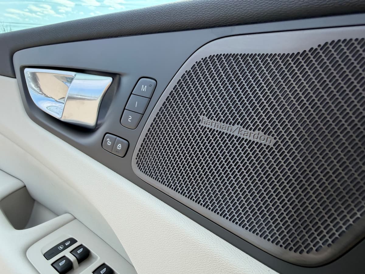 2026 Volvo XC60 plug-in hybrid - Image 18