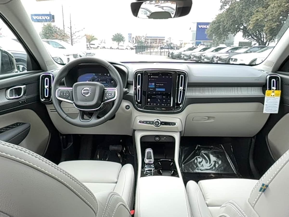 2026 Volvo XC40 - Image 18