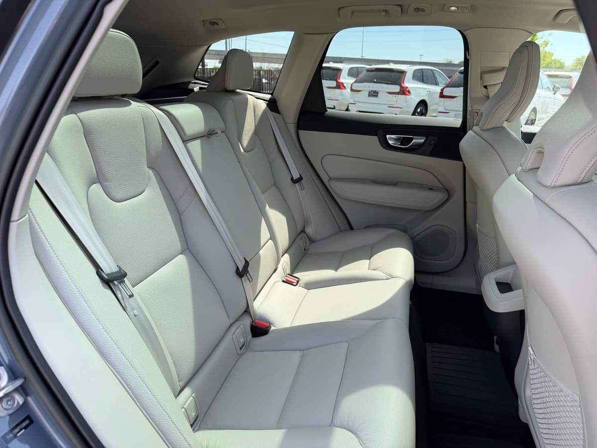 2023 Volvo XC60 - Image 12