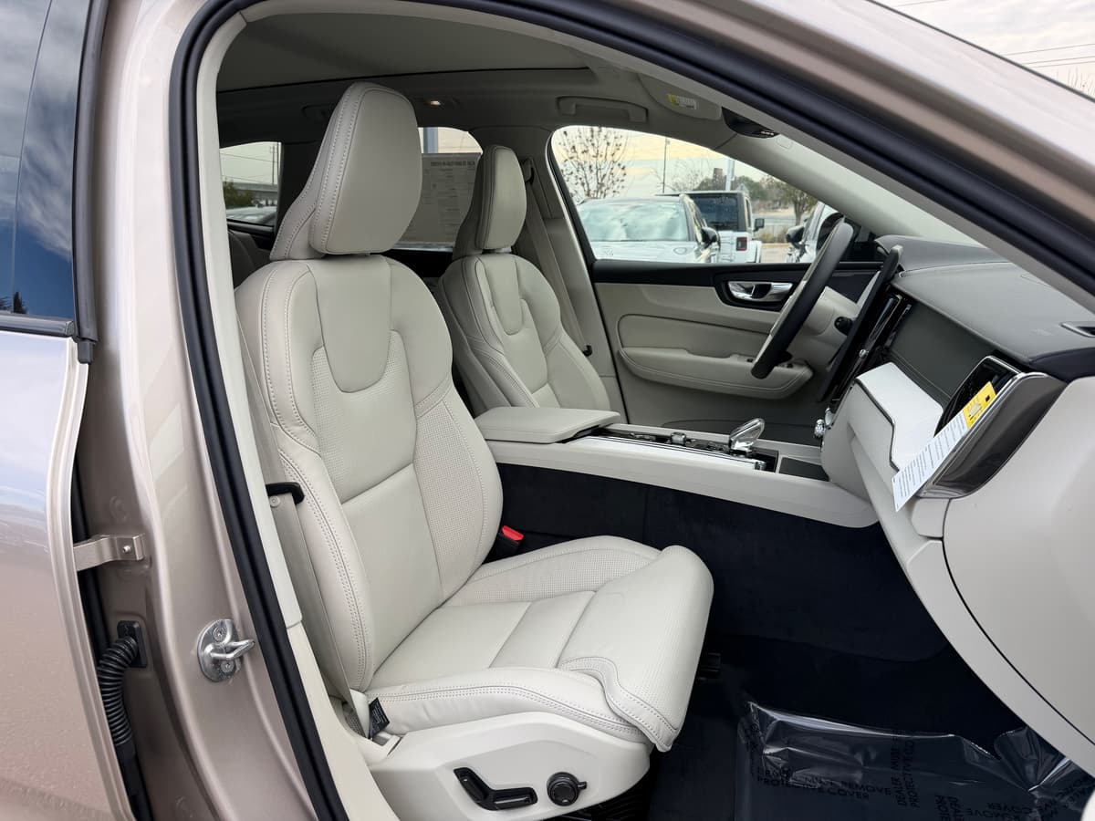 2026 Volvo XC60 plug-in hybrid - Image 8