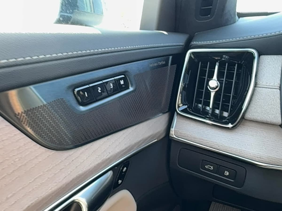 2026 Volvo XC90 plug-in hybrid - Image 19