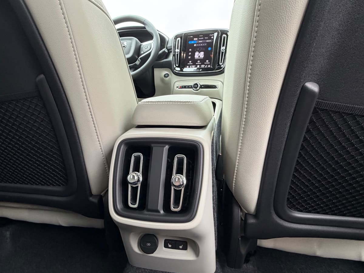 2026 Volvo XC40 - Image 10