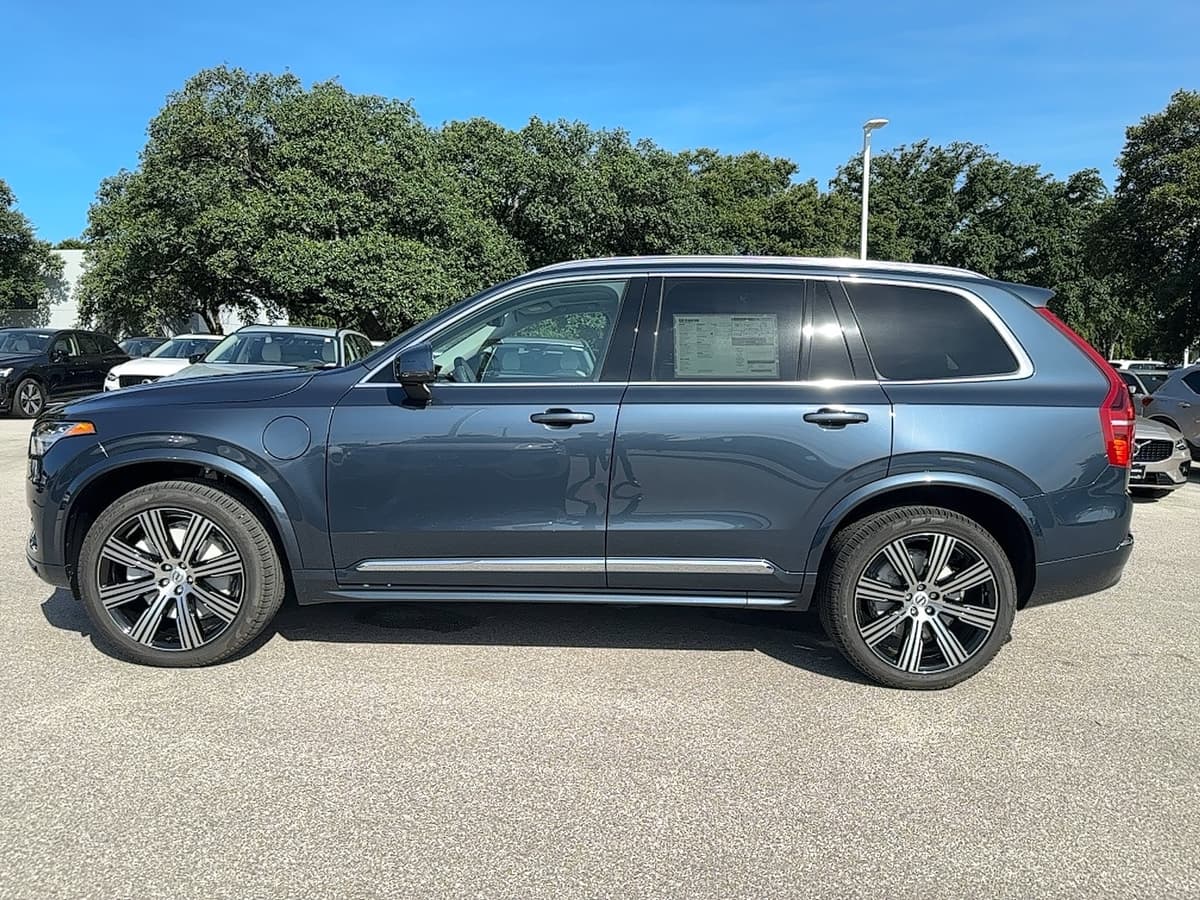 2025 Volvo XC90 plug-in hybrid - Image 3