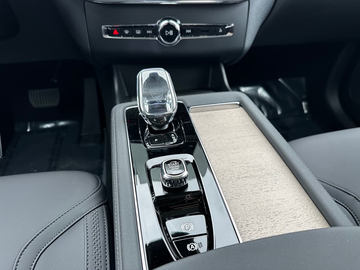 2025 Volvo XC90 plug-in hybrid - Image 13