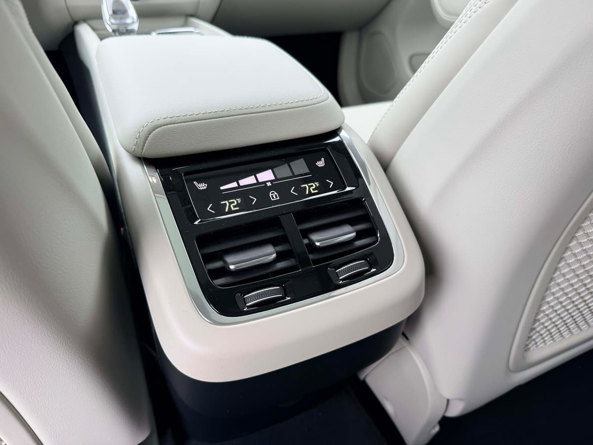 2026 Volvo XC60 - Image 16