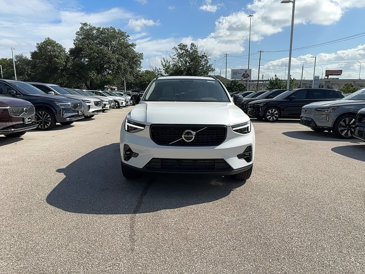 2026 Volvo XC40 - Image 9