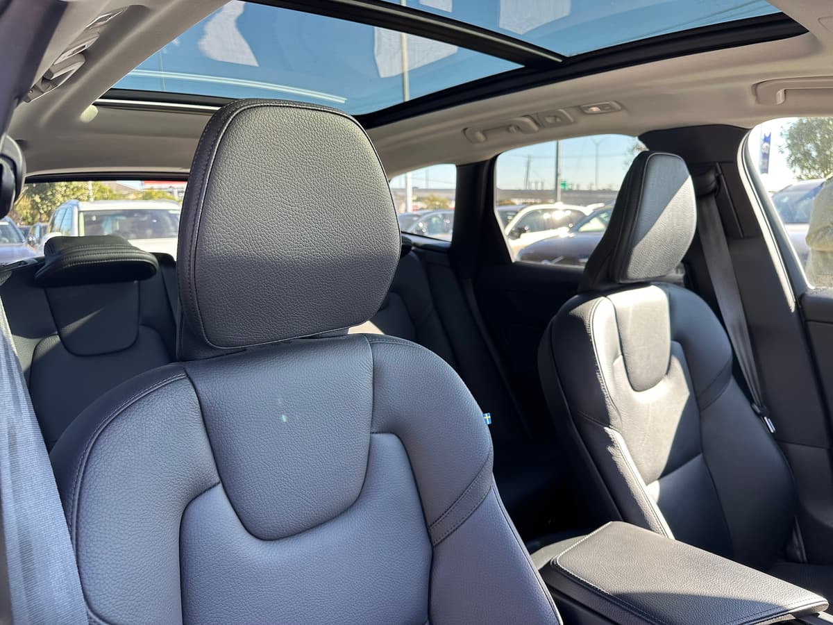 2022 Volvo XC60 - Image 11