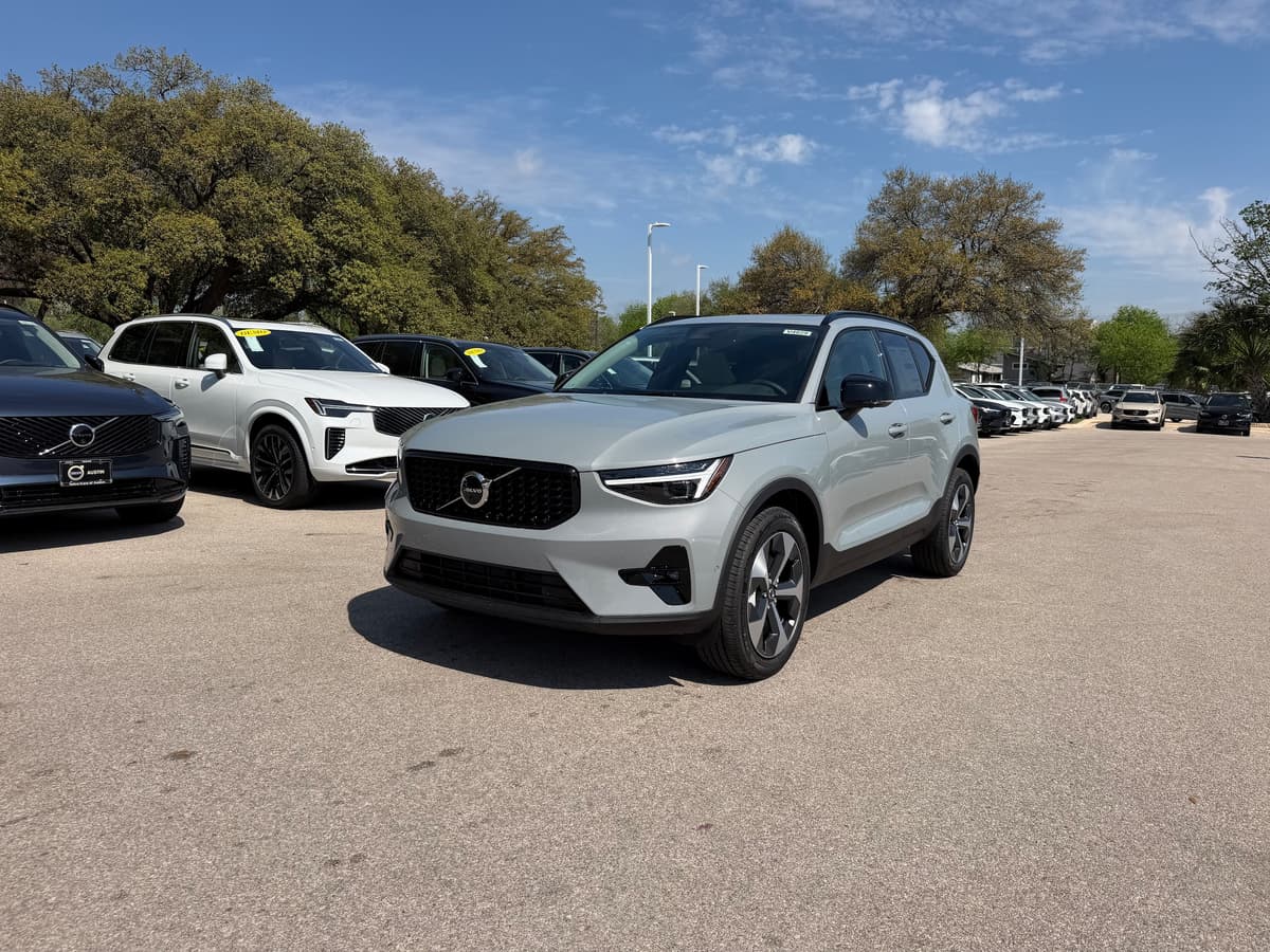 2026 Volvo XC40 - Image 2