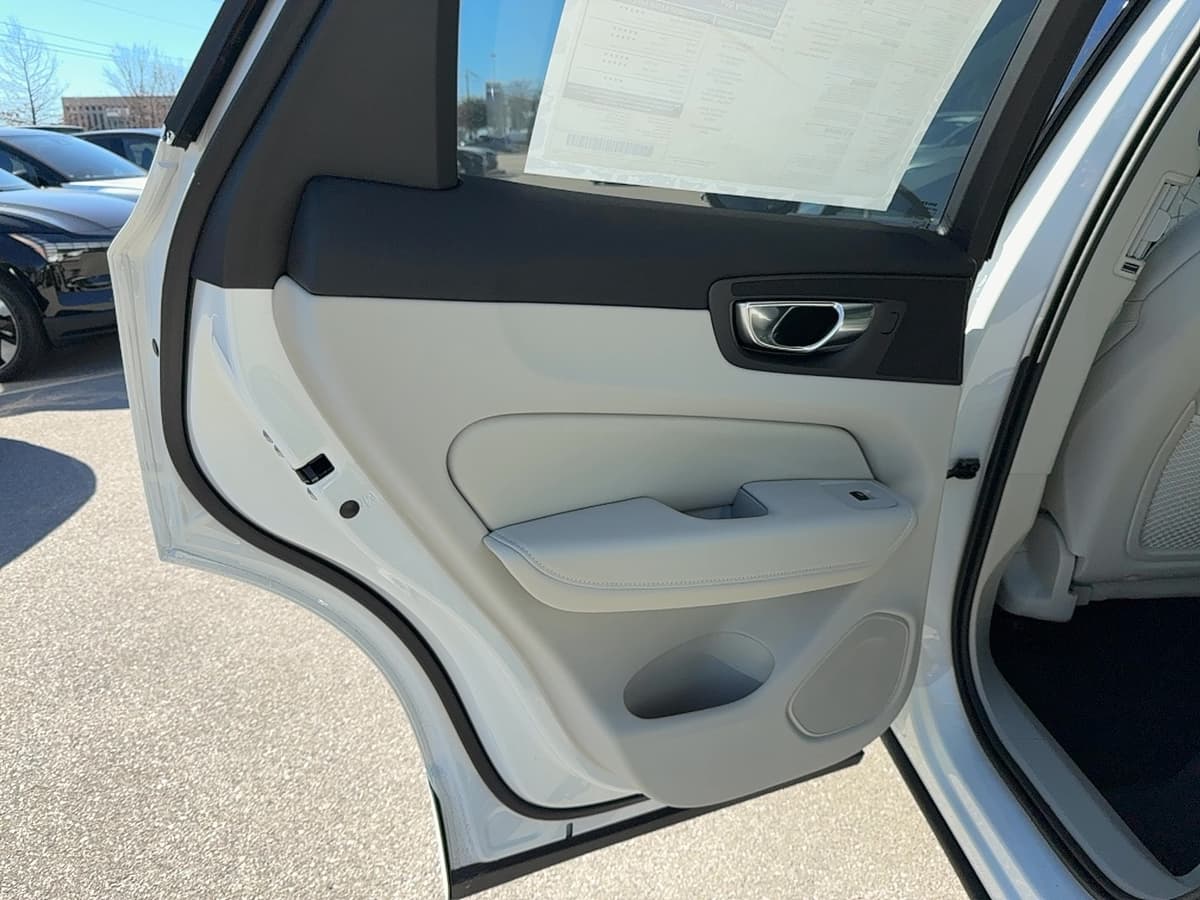 2026 Volvo XC60 - Image 14