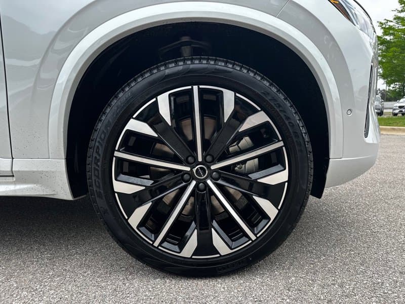 2025 Volvo XC90 plug-in hybrid - Image 7