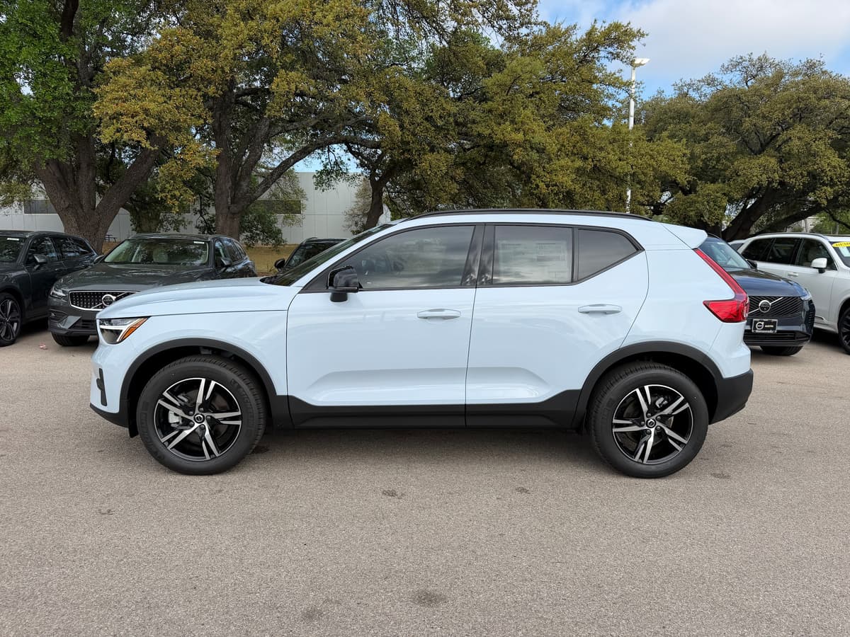 2026 Volvo XC40 - Image 3