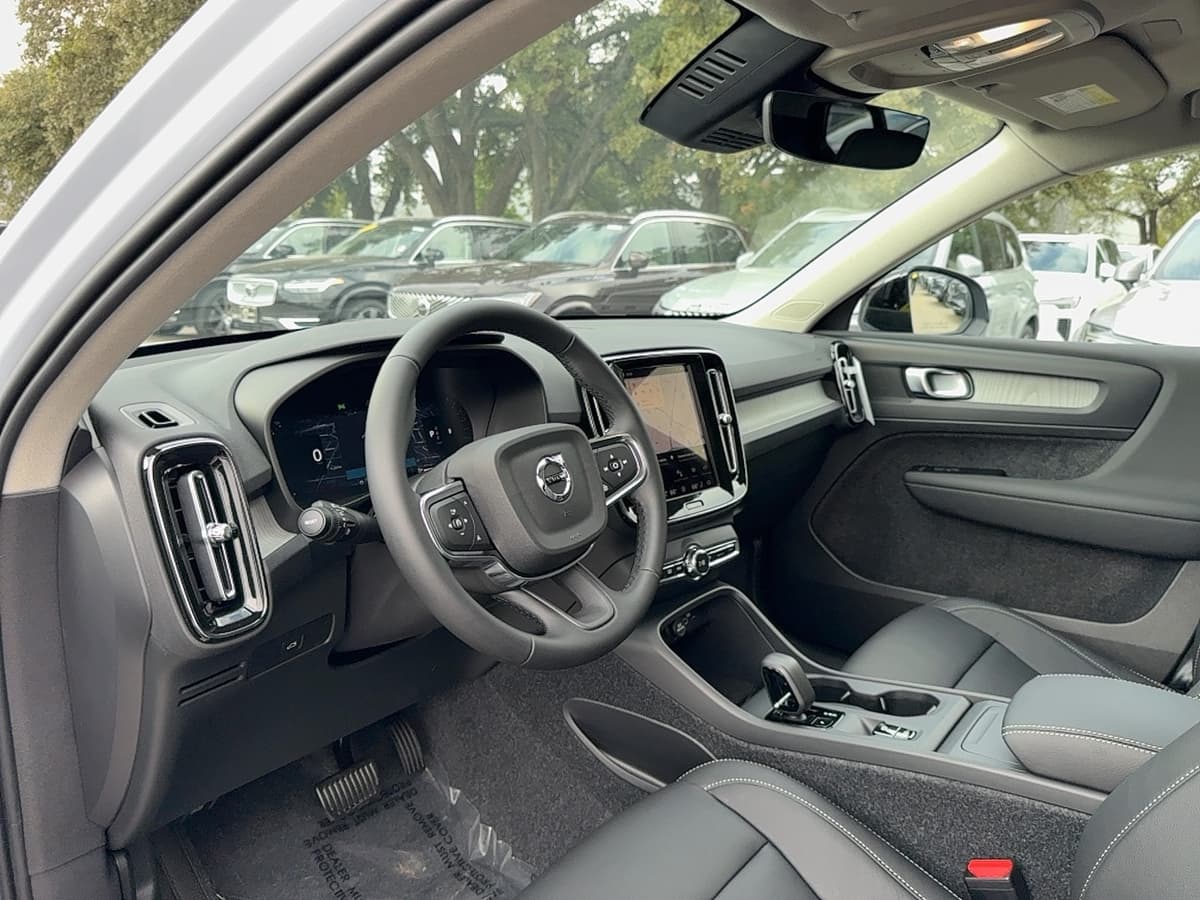 2026 Volvo XC40 - Image 11