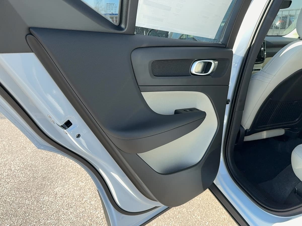 2026 Volvo XC40 - Image 11