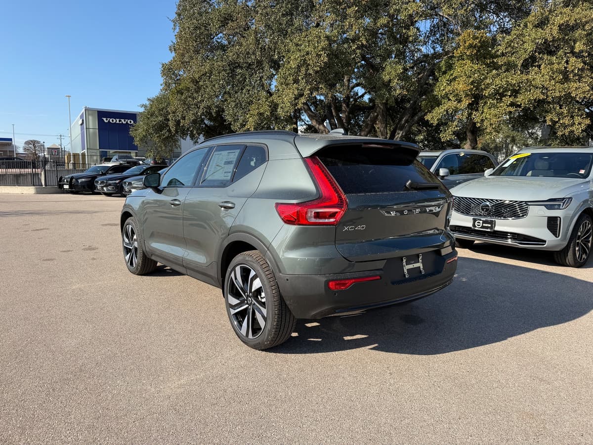 2026 Volvo XC40 - Image 4