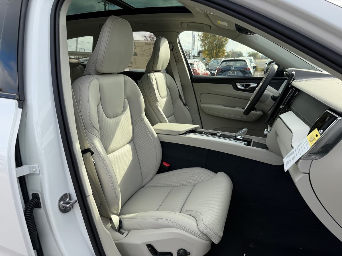 2026 Volvo XC60 - Image 8