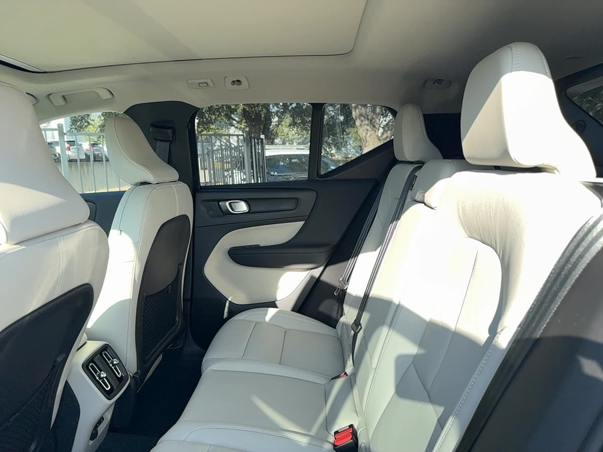 2026 Volvo XC40 - Image 14