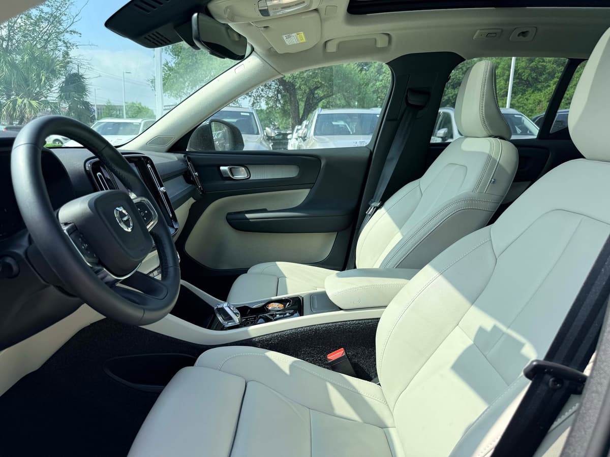 2026 Volvo XC40 - Image 9