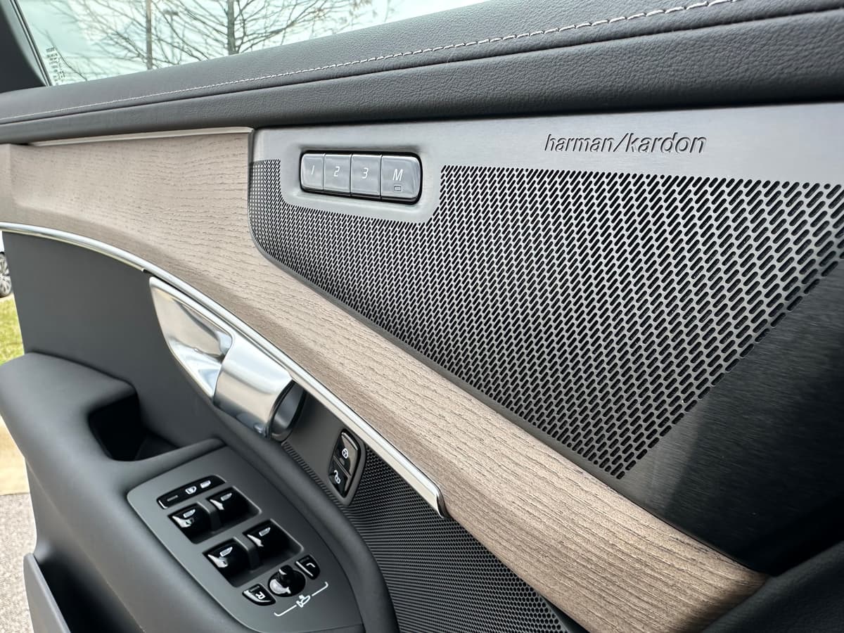 2025 Volvo XC90 plug-in hybrid - Image 18