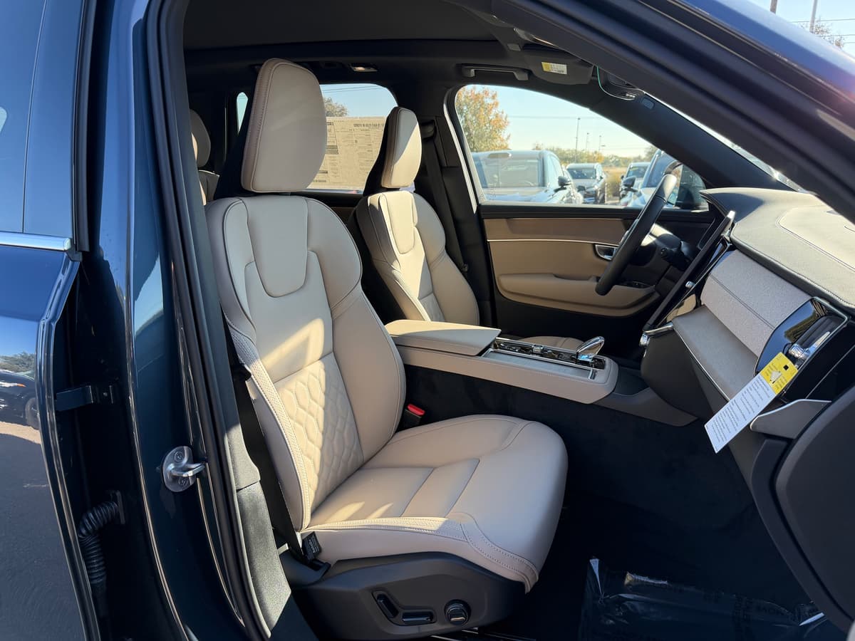 2026 Volvo XC90 plug-in hybrid - Image 8