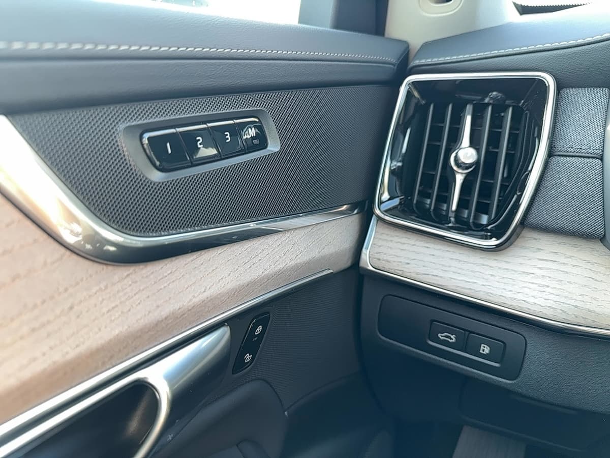 2025 Volvo XC90 plug-in hybrid - Image 19