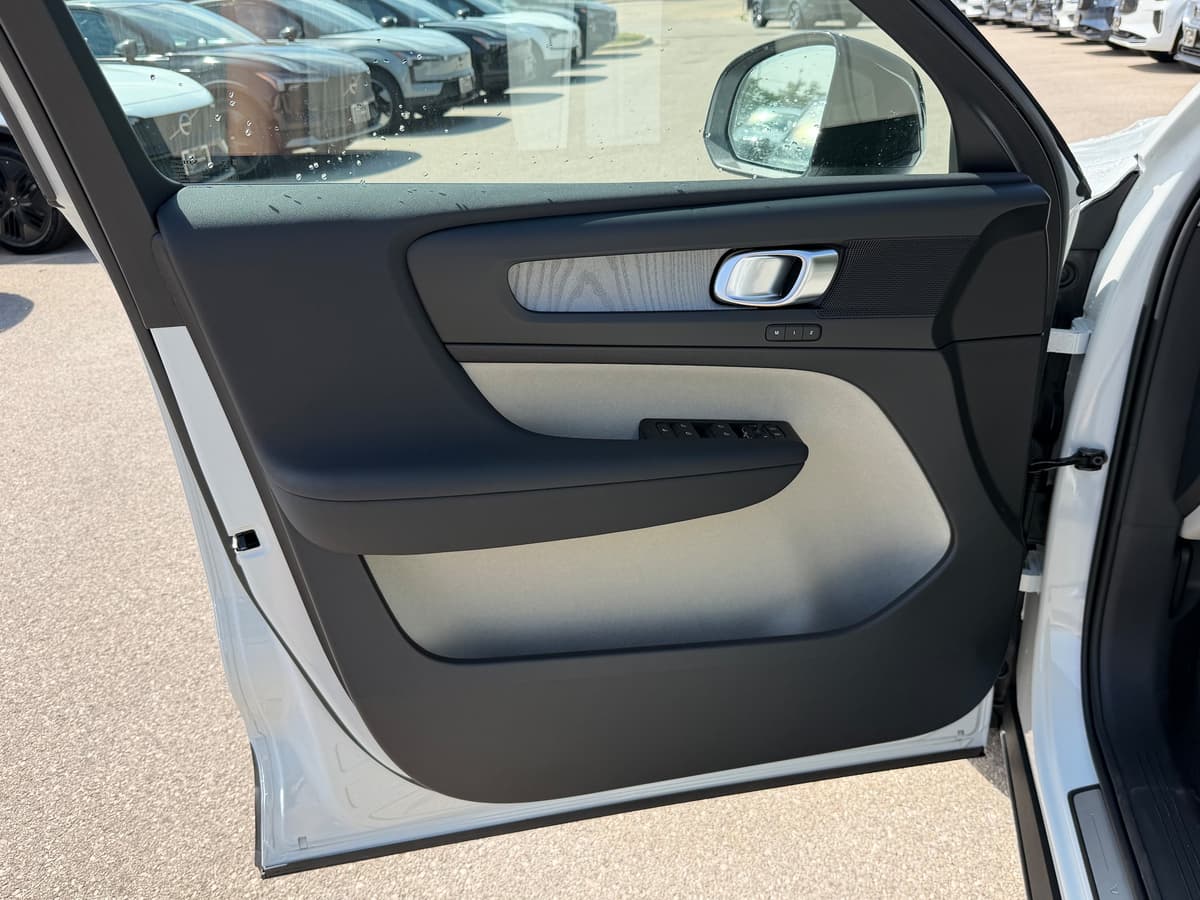 2026 Volvo XC40 - Image 16