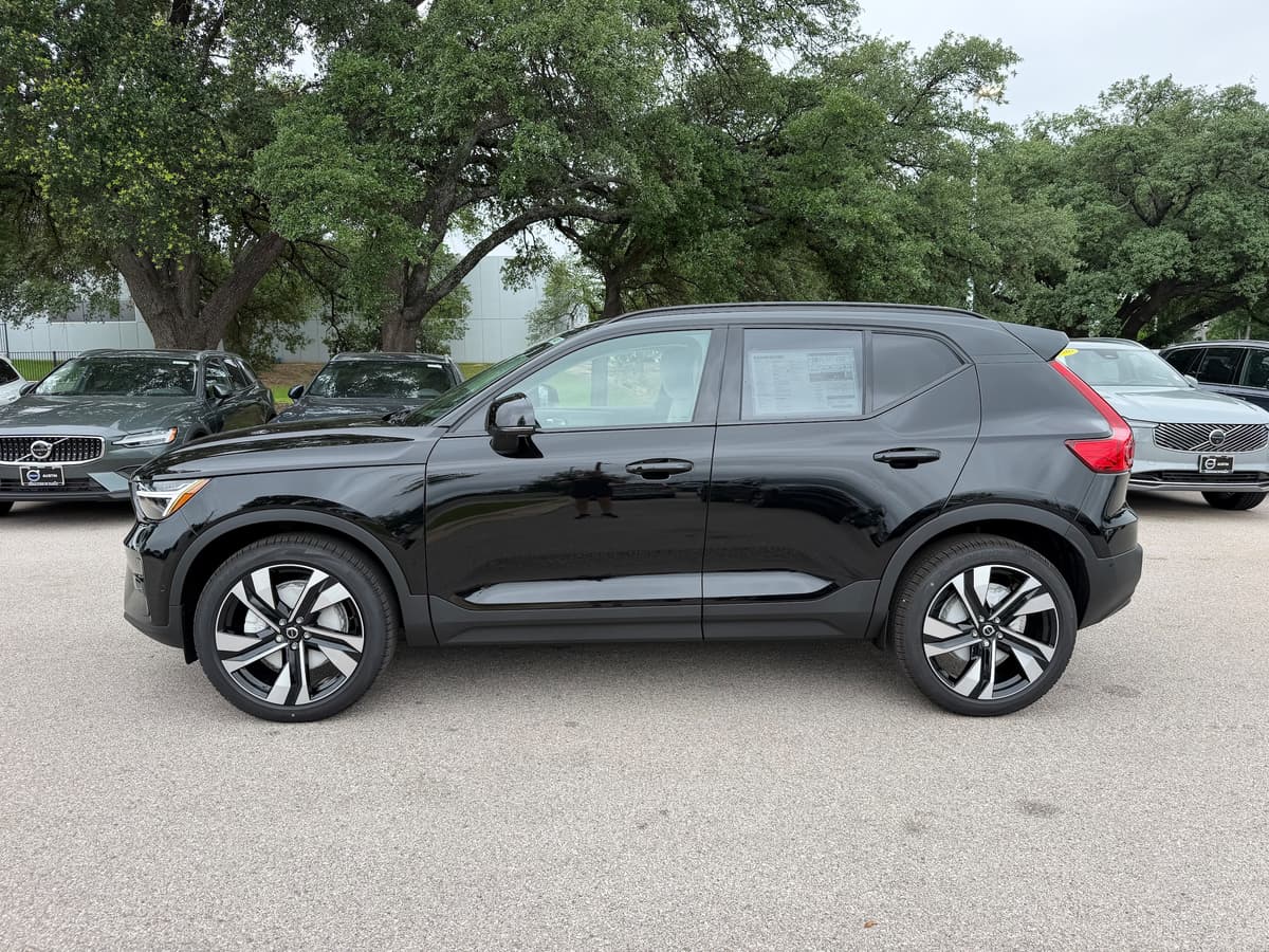 2026 Volvo XC40 - Image 2