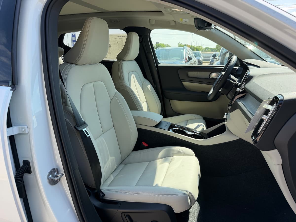 2026 Volvo XC40 - Image 8