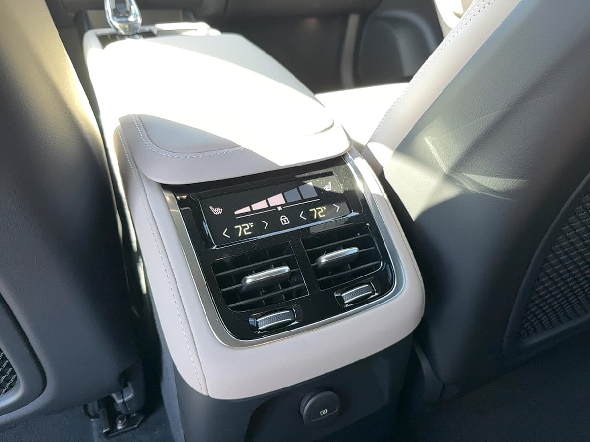 2026 Volvo XC90 plug-in hybrid - Image 18