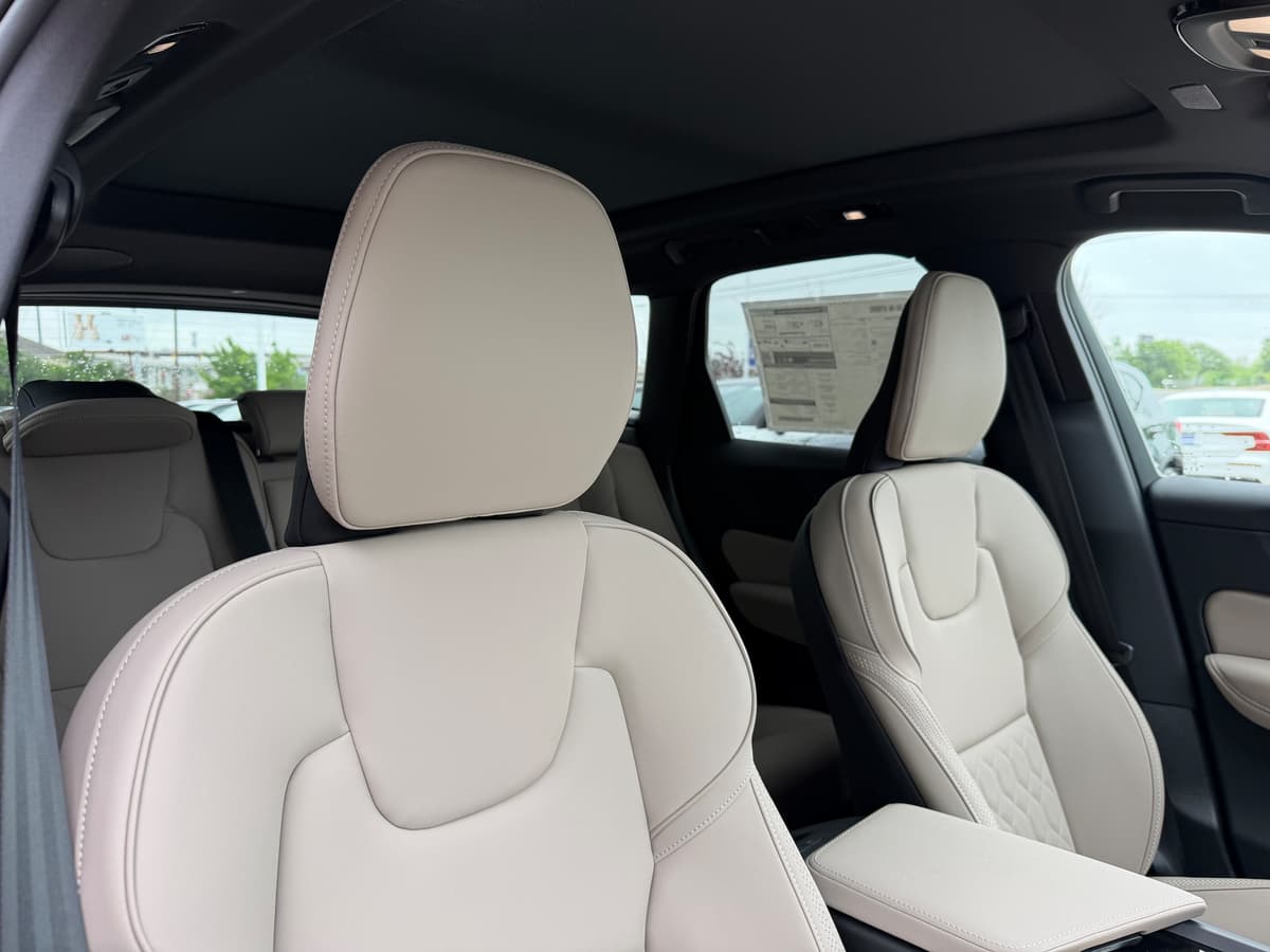 2026 Volvo XC60 plug-in hybrid - Image 9