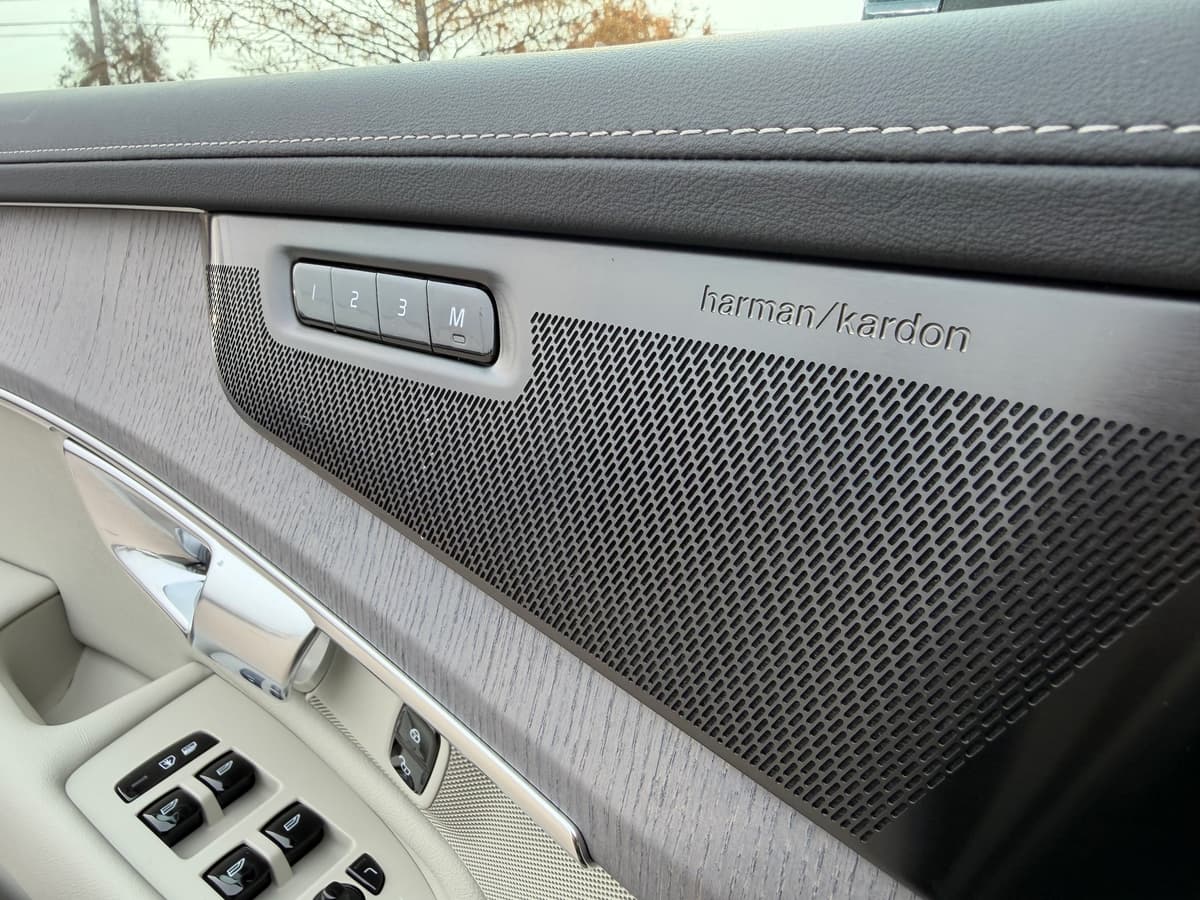 2026 Volvo XC90 plug-in hybrid - Image 18