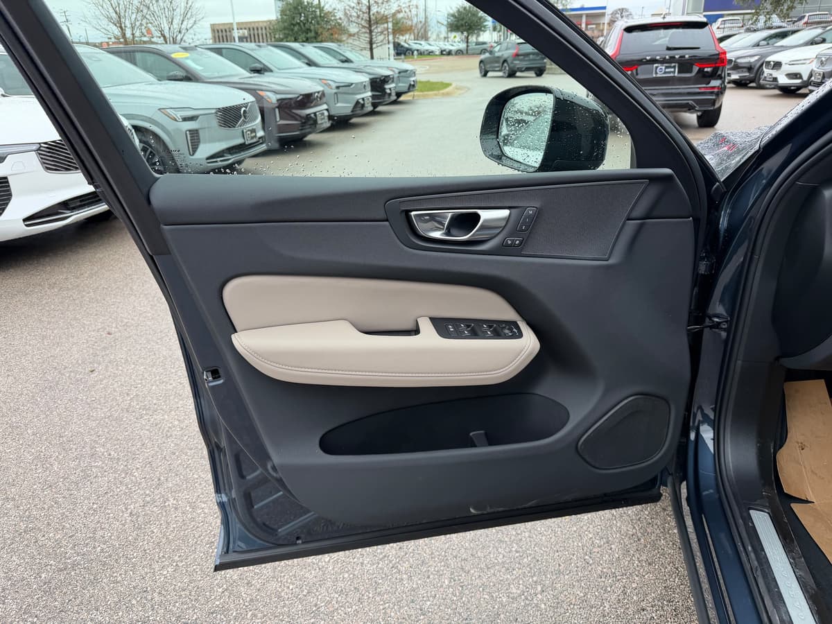 2026 Volvo XC60 - Image 16