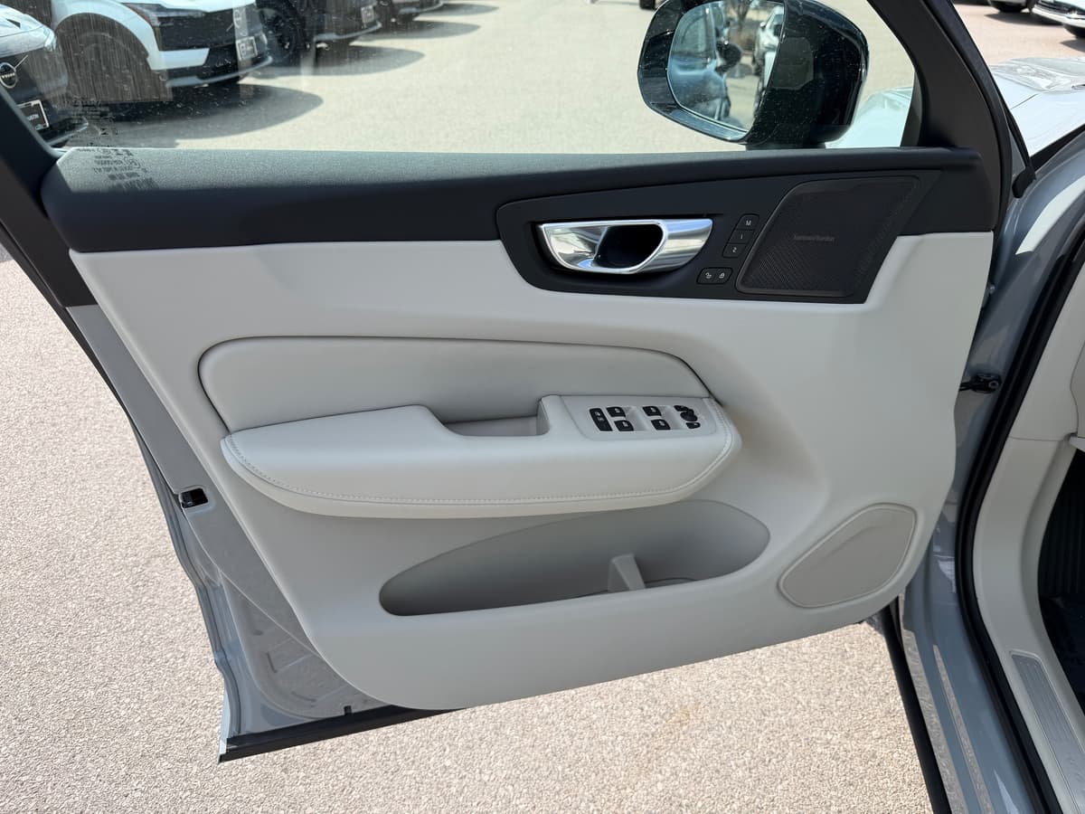 2026 Volvo XC60 plug-in hybrid - Image 17