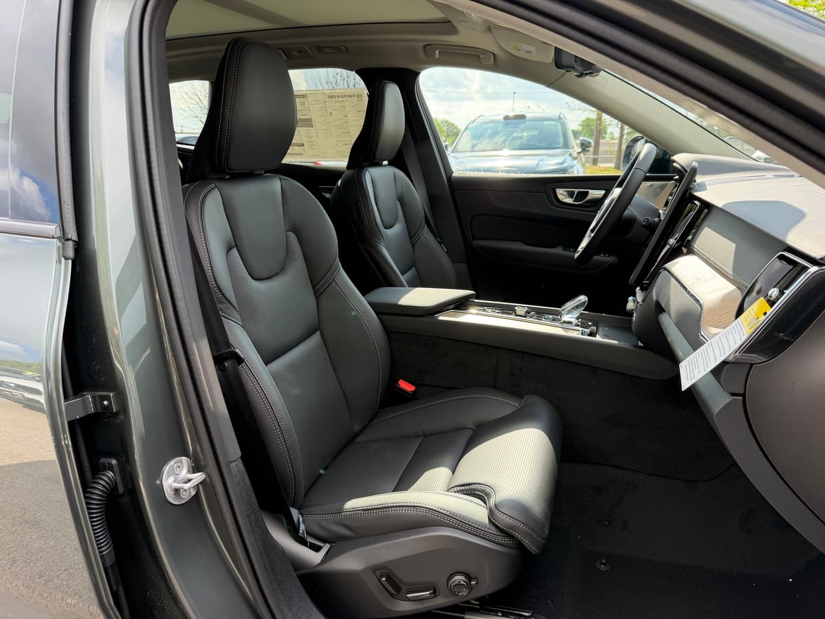 2026 Volvo XC60 plug-in hybrid - Image 8