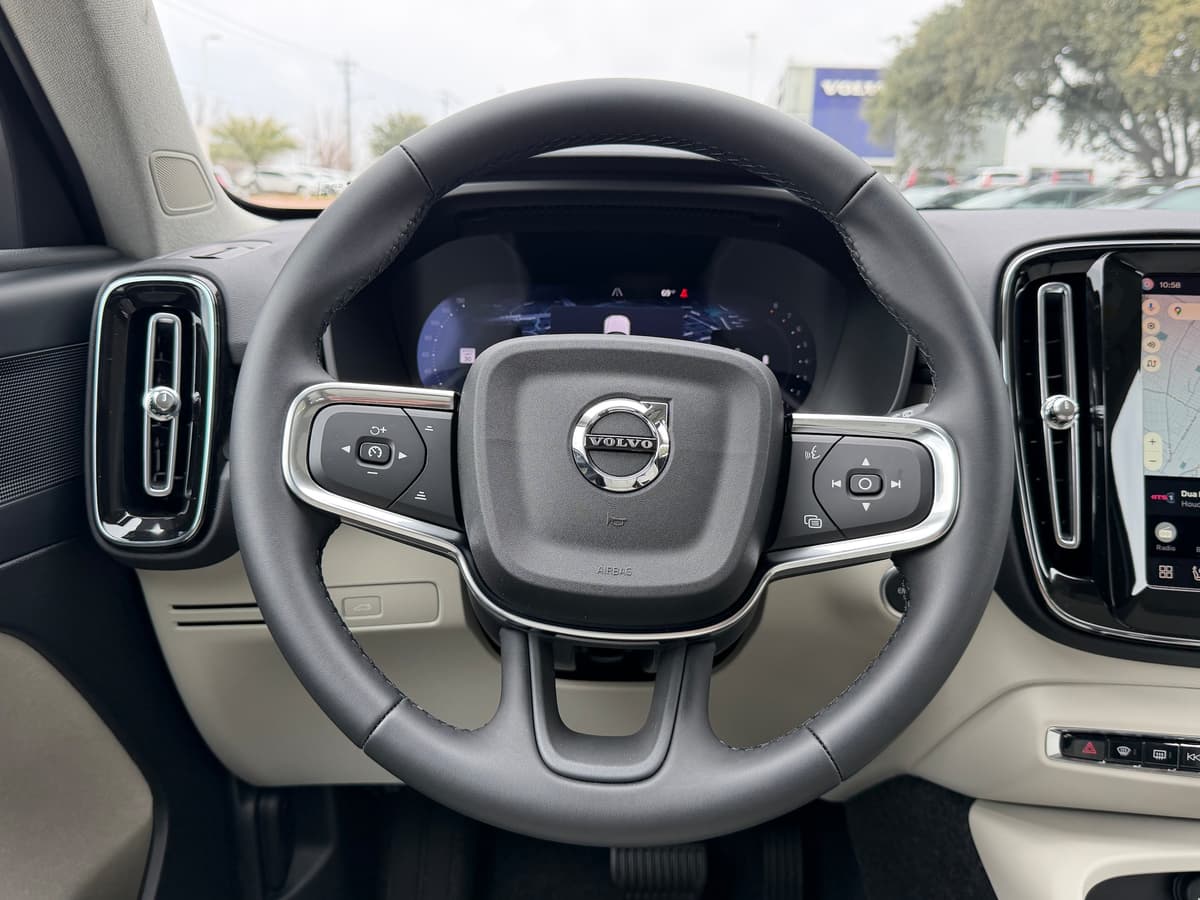 2026 Volvo XC40 - Image 14