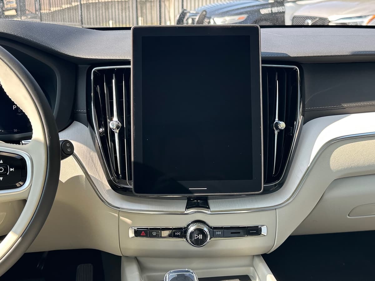 2026 Volvo XC60 - Image 12