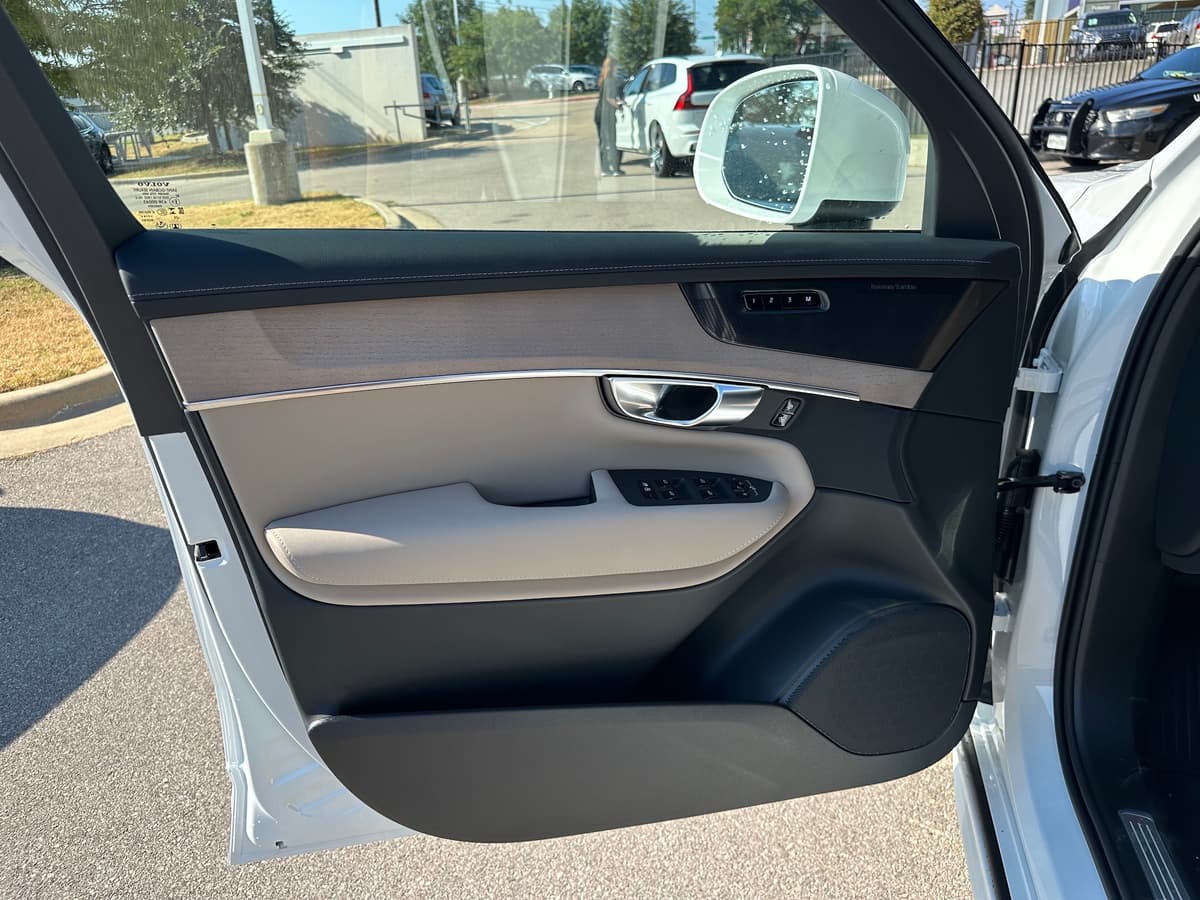 2026 Volvo XC90 plug-in hybrid - Image 17