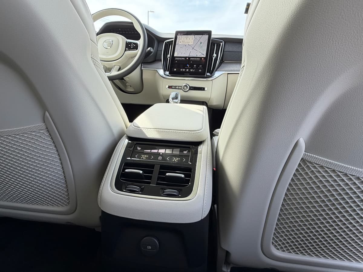 2026 Volvo XC90 plug-in hybrid - Image 11