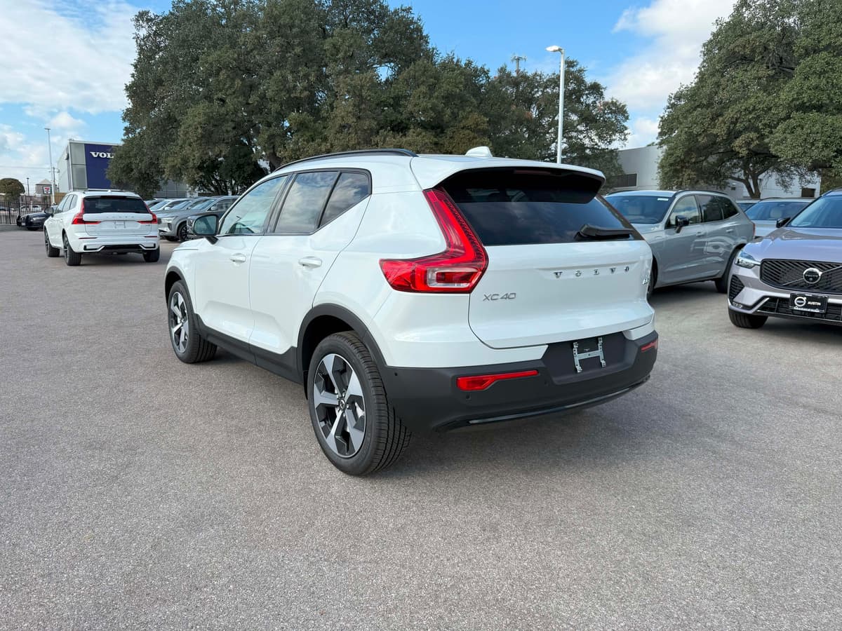 2026 Volvo XC40 - Image 4