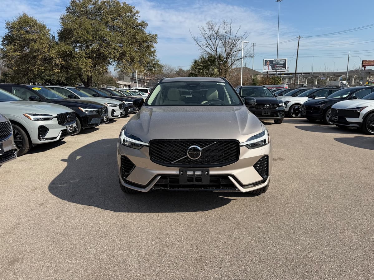 2026 Volvo XC60 plug-in hybrid - Image 6