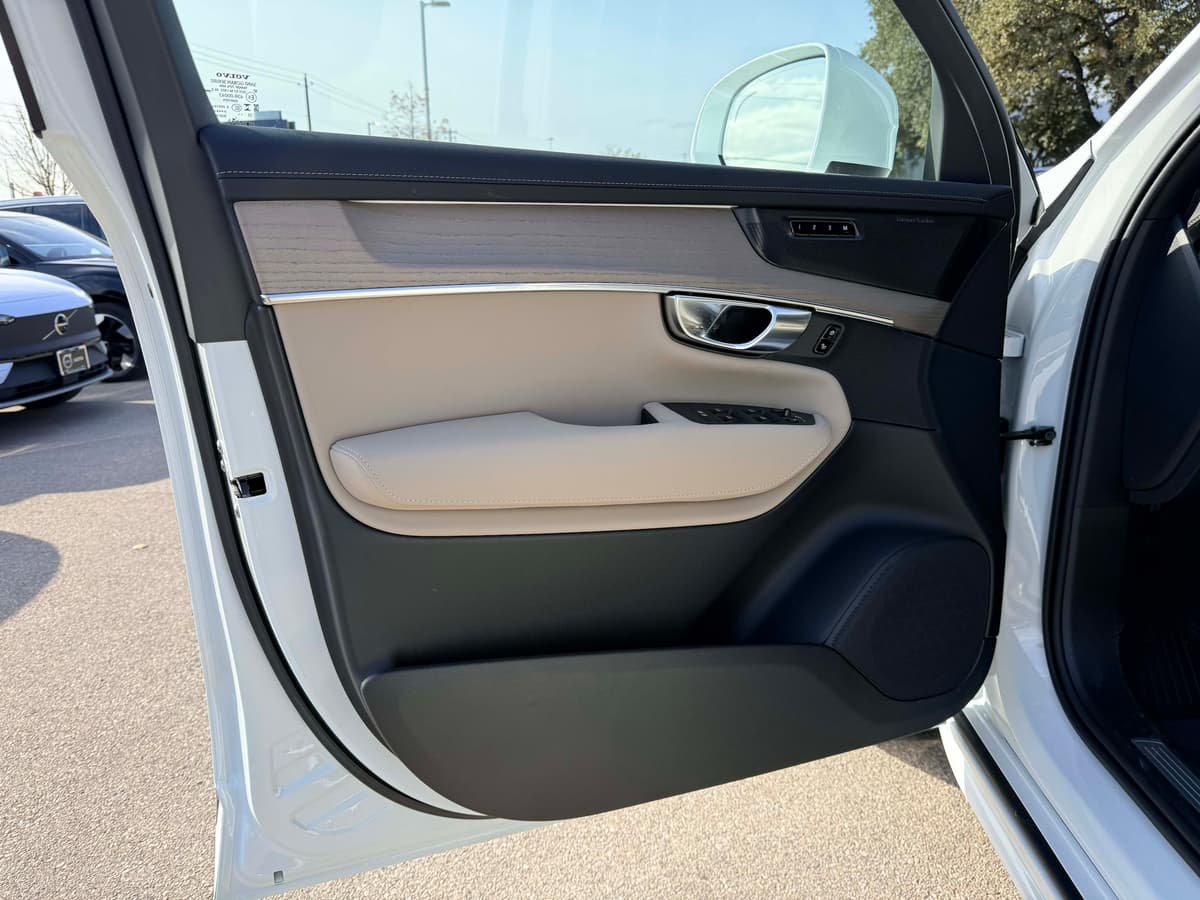 2026 Volvo XC90 plug-in hybrid - Image 10